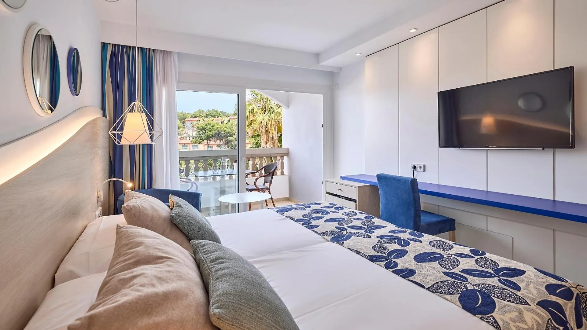 Universal Aparthotel Don Camilo Sant Elm 4*,