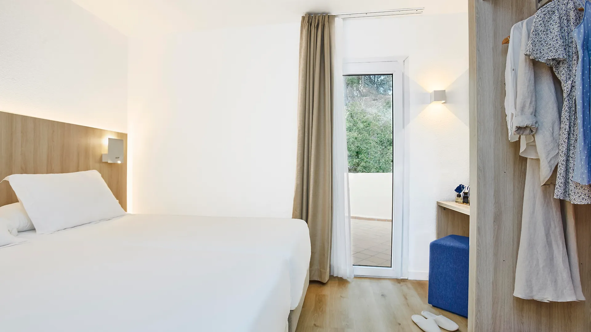 Universal Aparthotel Don Camilo Sant Elm 4*,